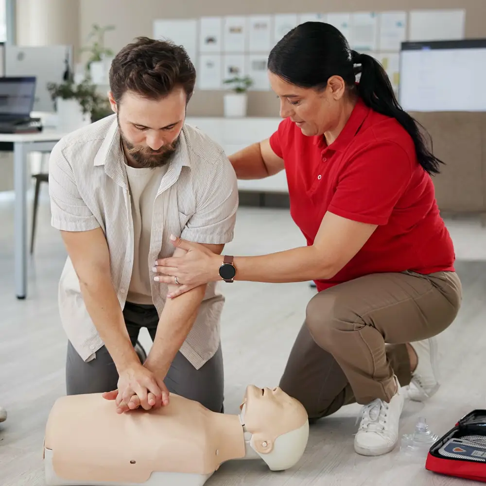 Formation de RCP avec un mannequin.
